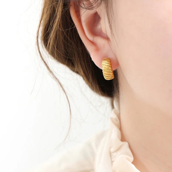 18K Gold Plated Mini Hoop Earrings*Croissant Stud Earrings*Everyday Hoops*ML - Picture 1 of 3